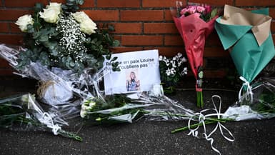 Cette photographie montre des fleurs et une photo de Louise, une élève de onze ans décédée devant le lycée André Maurois à Epinay-sur-Orge, au sud de Paris, le 8 février 2025.