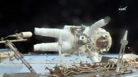 L'astronaute Jack Fischer à l'extérieur de la Station spatiale internationale le 23 mai 2017