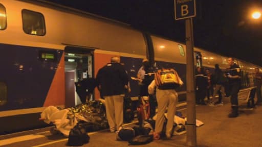 L'évacuation de la victime, mercredi soir, en gare du Creusot.
