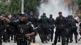 La police a utilisé dimanche des gaz lacrymogènes pour la seconde journée consécutive alors que de nouvelles violences éclataient en marge du sommet du G20 à Toronto, où le nombre d'arrestations a franchi la barre des 500. /Photo prise le 27 juin 2010/REU