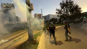Une jeune femme jetée à terre par des policiers, lors d'une journée de grève nationale et de manifestations organisées par les syndicats pour protester contre le budget de l'État le 18 septembre 2025.