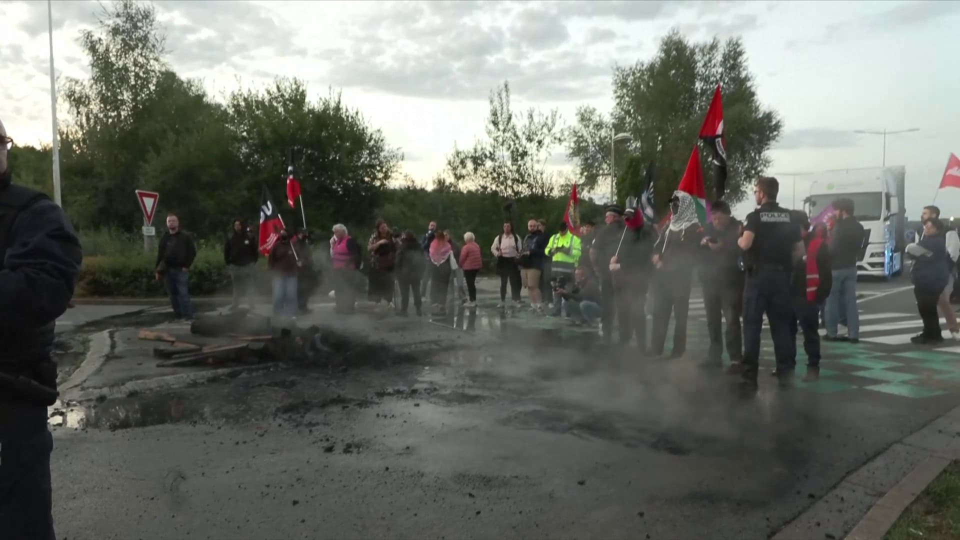 Des manifestants à Lauwin-Planque, dans la banlieue de Lille, (Nord) lors d'une action de blocage d'un site Amazon le mercredi 10 septembre 2025. Des manifestants à Lauwin-Planque, dans la banlieue de Lille, (Nord) lors d'une action de blocage d'un site Amazon le mercredi 10 septembre 2025.