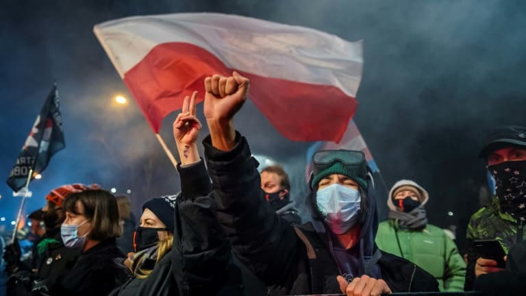 Des manifestants protestent contre la quasi-interdiction de l'avortement en Pologne, le 27 janvier 2021 à Varsovie