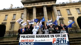 Une cinquantaine de policiers se sont rassemblés devant le tribunal correctionnel de Reims.