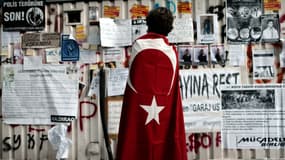 Un manifestant sur la place Taksim, à Istanbul, le 10 juin.