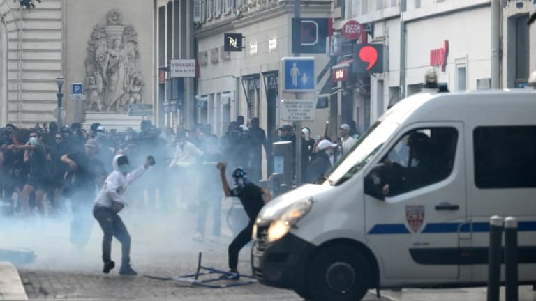 Jets de projectiles contre un véhicule de police et heurts entre groupes et CRS, le 30 juin 2023 à Marseille