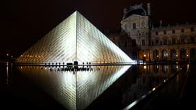 La pyramide du Louvre de nuit. 