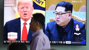 Donald Trump et Kim Jong-un sur un écran de télévision à Séoul