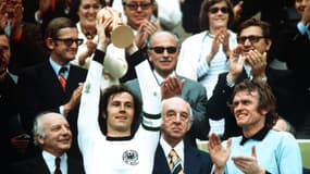 Franz Beckenbauer avec la Coupe du monde 1974