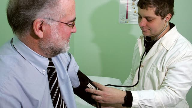 La consultation chez le généraliste pour les pathologies les plus courantes et les moins graves coûte 25 euros au patient adulte.