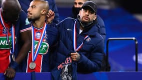 Neymar sur le podium pour le sacre en Coupe de France
