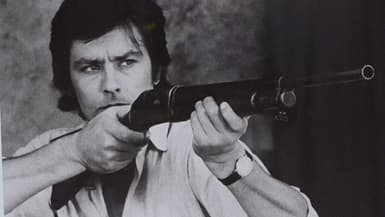 Une photo d'un cliché noir et blanc d'Alain Delon dans le film "Madly", pris lors de la vente aux enchères des armes de l'acteur en 2014.