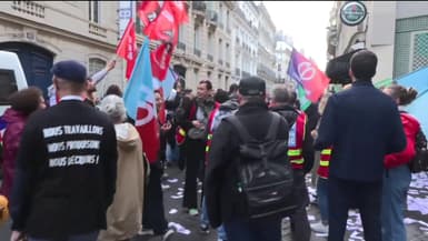 Les manifestants LFI devant le siège de Renaissance à Paris ce dimanche soir.