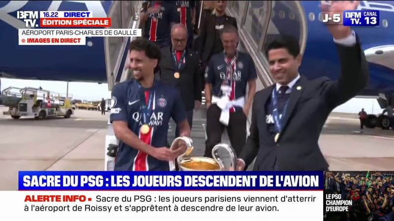Sacre du PSG: le capitaine Marquinhos et le président du club Nasser al-Khelaïfi brandissent la coupe de la Ligue des champions sur le tarmac de l'aéroport