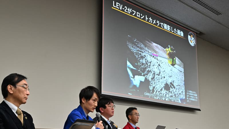 Daichi Hirnao (2e à gauche), chercheur principal associé au Space Exploration Innovation Hub Center de la JAXA, explique une image de la surface lunaire lors d'une conférence de presse à Tokyo, le 25 janvier 2024.