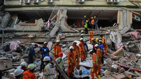 Les équipes de secours s'efforcent d'évacuer les résidents coincés sous les décombres de l'immeuble effondré "Sky Villa Condominium development" à Mandalay, le 30 mars 2025.