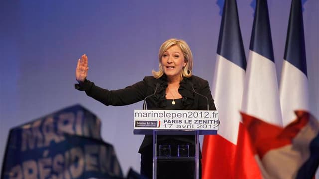 Lors d'un meeting au Zénith de Paris mardi, à cinq jours du premier tour de la présidentielle, Marine Le Pen a affirmé qu'un vote en faveur de Nicolas Sarkozy était un "vote inutile, un vote perdu". /Photo prise le 17 avril 2012/REUTERS/Charles Platiau