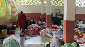 Des habitants de Madagascar évacués de leurs maisons se sont réfugiés dans un abri en dur avant l'arrivée du cyclone Batsirai, à Vatomandry (Madagascar) le 5 fvrier 2022