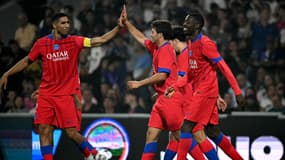 Joao Neves checke Achraf Hakimi après son ciseau lors de Toulouse-PSG, 30 août 2025