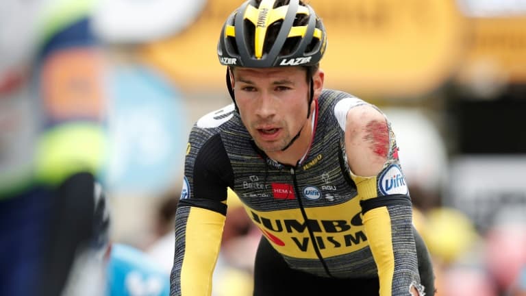 Le Slovène Primoz Roglic, blessé lors d'une chute, franchit la ligne d'arrivée de la 3e étape du Tour de France, disputée entre Lorient et Pontivy, le 28 juin 2021 Le Slovène Primoz Roglic, blessé lors d'une chute, franchit la ligne d'arrivée de la 3e étape du Tour de France, disputée entre Lorient et Pontivy, le 28 juin 2021