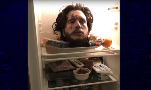 La (fausse) tête de Kit Harington dans le réfrigérateur de sa cuisine.