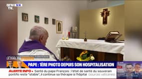 Le Vatican publie une photo du pape François, en train de prier dans la chapelle de l'hôpital où il est soigné