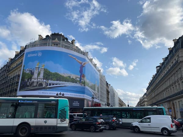 Une bâche publicitaire installée sur la devanture d'un bâtiment de l'avenue de l'Opéra à Paris, le 30 septembre 2023.