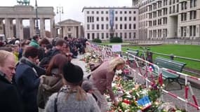 Hommage aux victimes des attentats de Paris à l'ambassade de France à Berlin - Témoins BFMTV