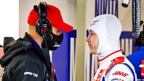 Nikita Mazepin (à droite) lors des essais de pré-saison de Formule 1 à Barcelone, le 25 février 2022