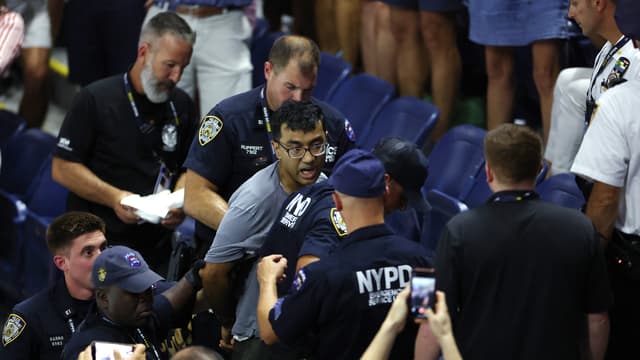La police est intervenue ce jeudi pour évacuer des militants écologistes dans les tribunes de l'immense court Arthur-Ashe, à New York