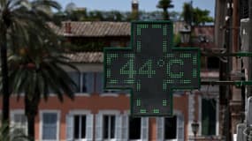 Le panneau d'une pharmacie indiquant la température à Rome, en Italie, le 17 juillet 2023.