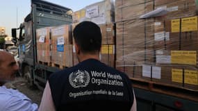 Un membre de l'OMS réceptionne un colis d'aide médicale dà Khan Younès, dans la bande de Gaza, le 23 octobre 2023. Photo d'illustration