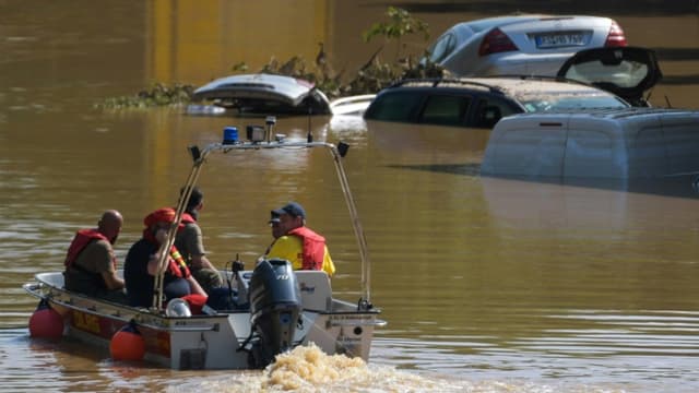 Des sauveteurs patrouillent en bateau sur une autoroute submergée, le 17 juillet 2021 à Arftstadt, dans l'ouest de l'Allemagne