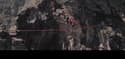 A 112m de haut, K. Belaey traverse une slackline… à VTT