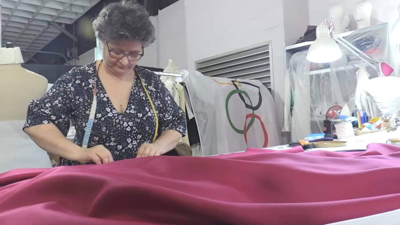 Une couturière travaillant sur les costumes de la cérémonie d'ouverture des Jeux olympiques de Paris 2024