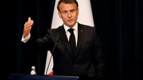 Le président français Emmanuel Macron donne une conférence de presse, le 17 mai 2025 à Tirana