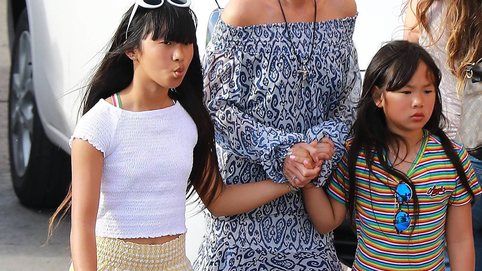 Laeticia Hallyday à Saint-Barth avec ses filles Jade et Joy Laeticia Hallyday à Saint-Barth avec ses filles Jade et Joy