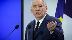 Le Premier ministre français François Bayrou prononce un discours pour dévoiler les principales orientations du budget 2026 de la France, un casse-tête financier et politique puisqu'il prévoit un important resserrement de 40 milliards d'économies, en plus d'une augmentation du budget militaire, à Paris le 15 juillet 2025.
