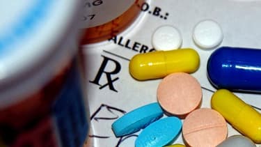 Un assortiment de pilules disposées sur une ordonnance. (photo d'illustration)
