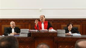 Le juge Touhami Hafian au palais de justice de Tunis, au premier jour du procès par contumace de Zine ben Ali. L'ancien président tunisien, réfugié en Arabie saoudite, rejette les charges de possession illégale de drogues, d'armes, de devises étrangères,