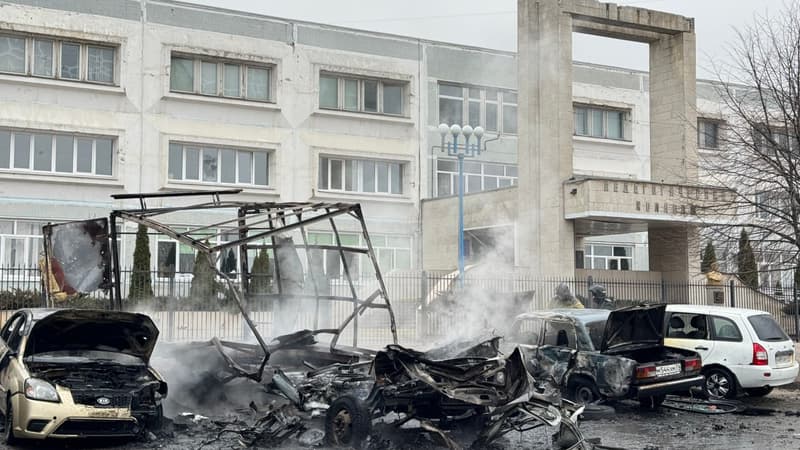 Des immeubles et des voitures endommagés à Belgorod en Russie après une frappe, le 16 mars 2024