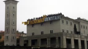 73 membres de Génération Identitaire étaient grimpés sur le toit de la Grande Mosquée de Poitiers en chantier le 20 octobre 2012.