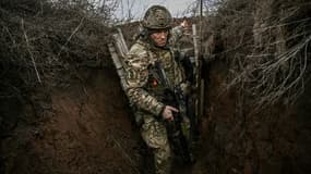 Une patrouille ukrainienne dans une tranchée près de Novolouganske face aux rebelles séparatistes, dans l'est de l'Ukraine, le 19 février 2022