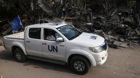 Une voiture de l'ONU avance au milieu de bâtiments largement détruits à Rafah dans la bande de Gaza, le 28 octobre 2023