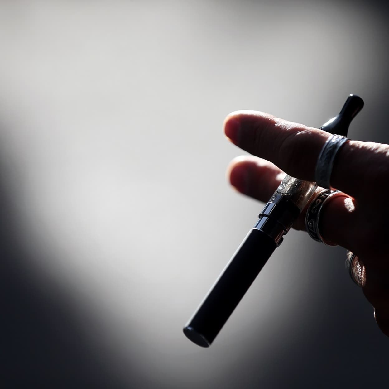 Paris: sa cigarette lectronique explose dans sa poche, il est brl au  second degr