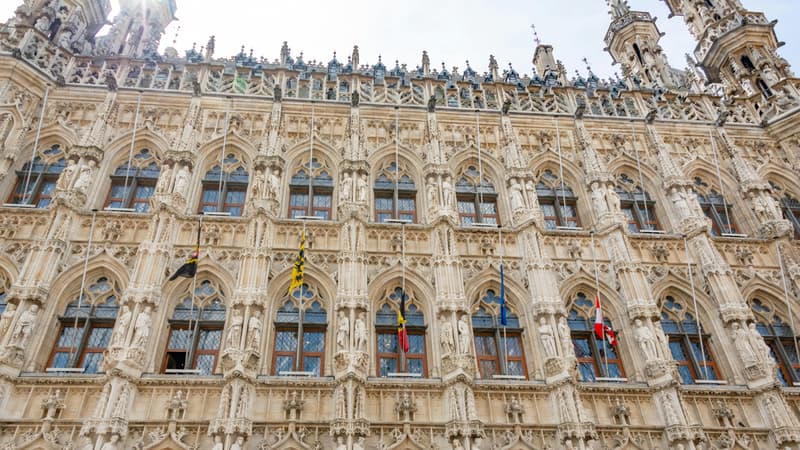 Belgique: la ville de Louvain interdit désormais à ses employés de se faire la bise au travail