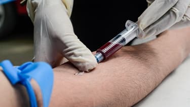 Une prise de sang en laboratoire (photo d'illustration)
