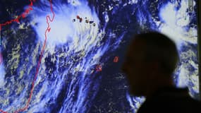 Des météorologistes observent l'évolution du phénomène cyclonique Garance à Saint-Denis de la Réunion, le 25 février 2025