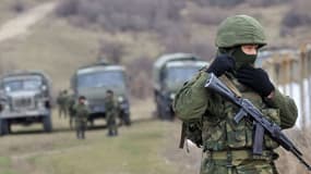 Près de Simferopol, en Crimée, des soldats lourdement armés bloquent dimanche l'accès à une frontière ukrainienne.