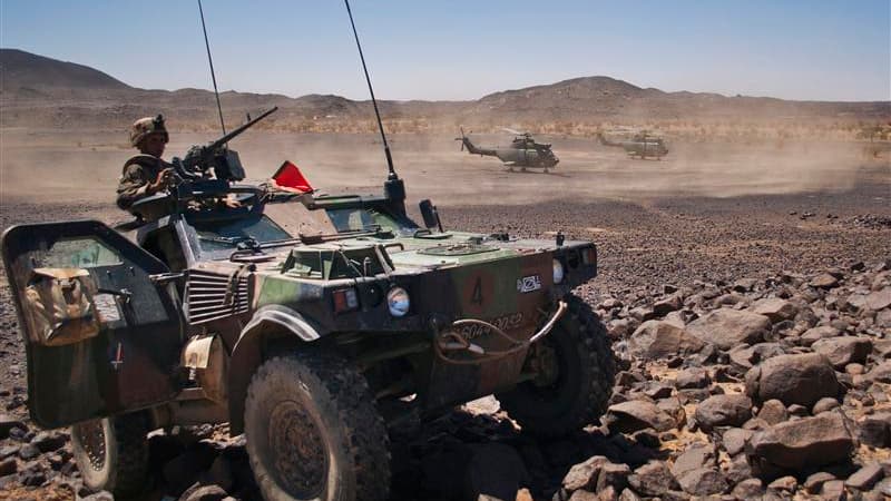 Militaires français en Afghanistan. Le Premier ministre Jean-Marc Ayrault a déclaré que le prochain budget de la Défense ne retiendrait pas le pire des scénarios en matière de réduction de l'effort de défense de la France. /Photo prise le 21 mars 2013/REU